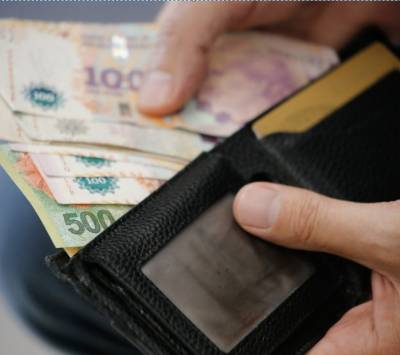 El gobierno aumentó por decreto el salario mínimo, vital y móvil a $334.800